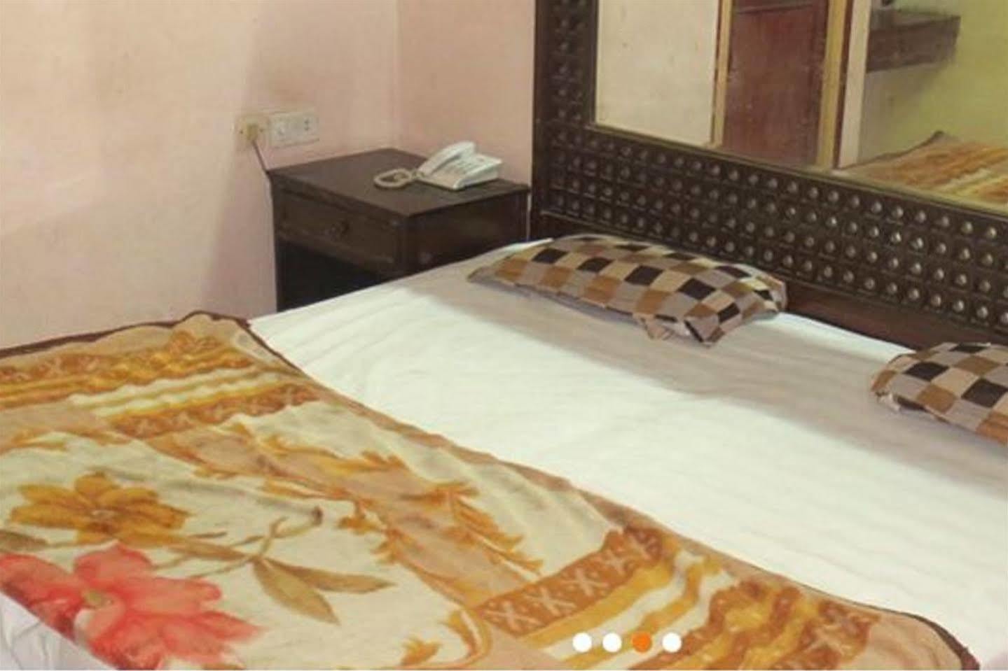 Hotel Krishna Palace Új-Delhi Kültér fotó