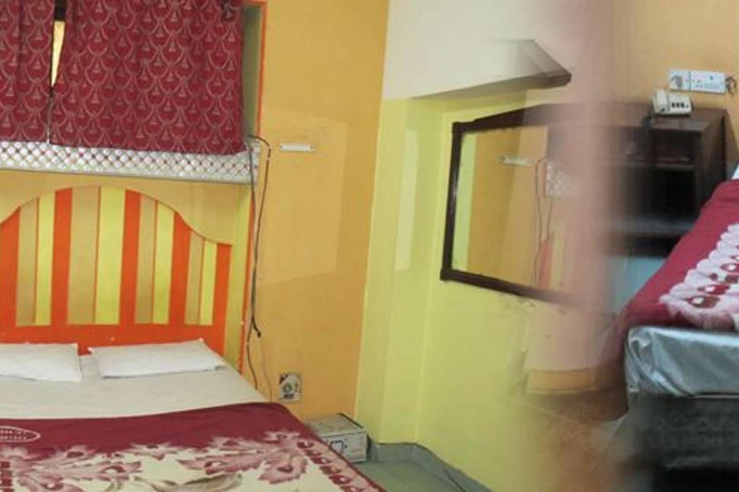 Hotel Krishna Palace Új-Delhi Kültér fotó